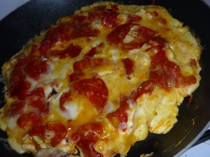 Omelette tomate et éclat de chorizo
